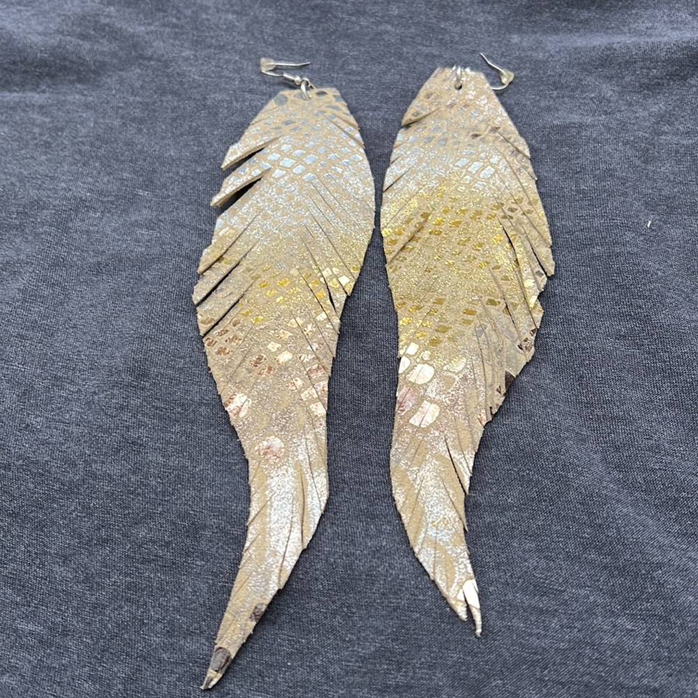 Leather mermaid print fringe earrings - Picture 9 of 11
